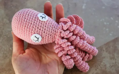 Pulpo rosa tejido a mano, ideal para bebés. Busca patrones ganchillo bebé gratis para crear el tuyo.