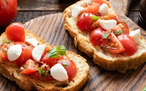 Bruschettas con tomate fresco, mozzarella y albahaca, un clásico de las recetas con aceite de oliva.
