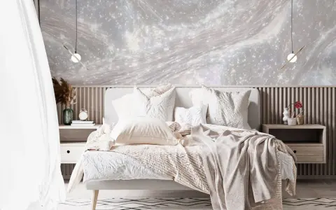 Traumhafte Ideen Wand hinterm Bett gestalten: Sternenhimmel-Tapete über Holzpaneelen, gemütliches Bett mit vielen Kissen und Decken.