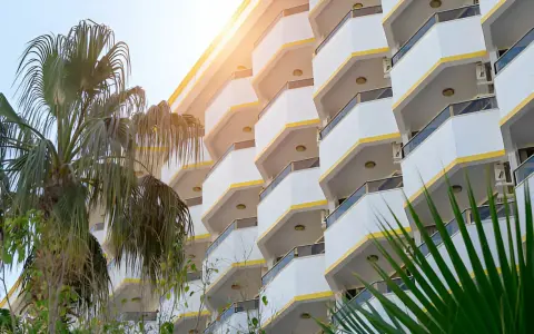 Doba hotelowa: Jak liczyć noclegi i uniknąć ukrytych kosztów?