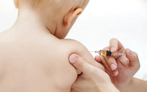 Dziecko otrzymuje szczepienie. Po jakim czasie można je puścić do przedszkola?