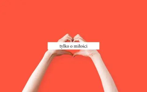 Dłonie tworzą serce na tle w kolorze koralowym. Biały prostokąt z napisem "tylko o miłości" podkreśla ten cytat o miłości.