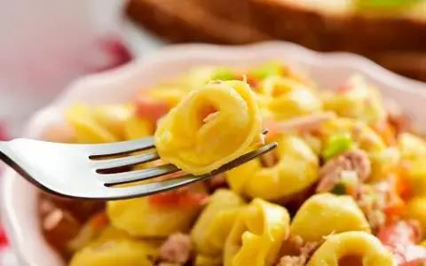 Jak zrobić tortellini z szynką – prosty przepis na pyszne danie