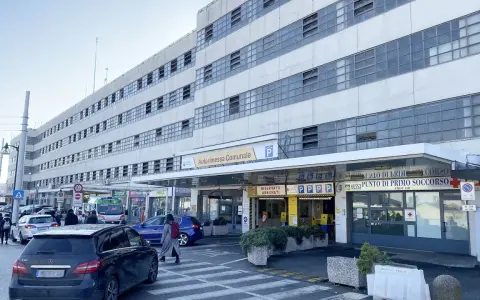 Ingresso Autorimessa Comunale a Piazzale Roma, Venezia. Un'ambulanza e auto parcheggiate.