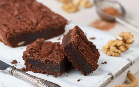Saftige Brownies, perfekt für jedes Brownie Rezept. Mit Nüssen und einem Hauch Kakao.