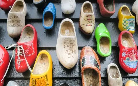 Kolorowe chodaki, idealne pamiątki z Holandii. Znajdziesz tu modele z napisami "Kiss me under the woodenshoe" i "Keep calm and klomp on".
