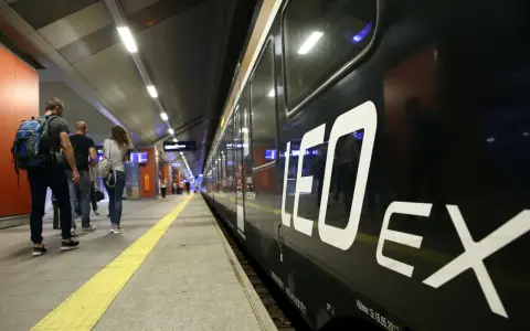 Pasażerowie czekają na peronie na pociąg Leo Express Warszawa Kraków.