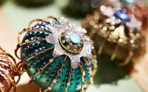Gioiello prezioso, un uovo decorato con diamanti e zaffiri, che evoca la storia del chantecler gallo.