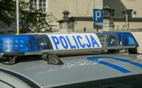 Niebieskie światła i napis "POLICJA" na dachu radiowozu. Czy straż miejska może dać punkty? To pytanie zadaje sobie wielu kierowców.