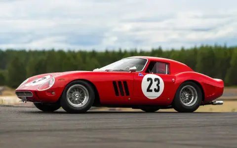 Roter Ferrari 250 GTO mit Startnummer 23. Der Neupreis war damals ein Bruchteil des heutigen Wertes.