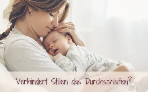 Eine Mutter hält ihr schlafendes Baby. Die Frage "Verhindert Stillen das Durchschlafen?" wird auf dem Bild gestellt.