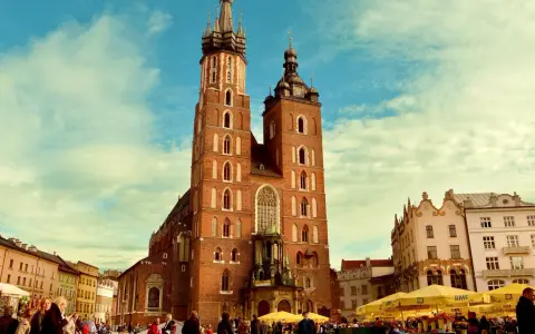 Rynek Główny w Krakowie, z Kościołem Mariackim w tle. Idealne miejsce na studia krakow i spacer.