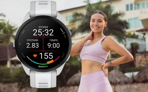 Biały zegarek Garmin z funkcją Garmin Pay, idealny do biegania, pokazuje dystans 2.83 km i tętno 155.