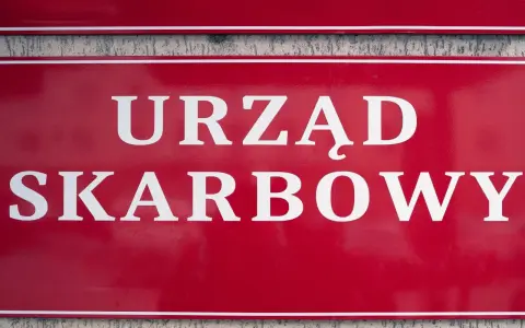 Czerwony szyld z białym napisem "URZĄD SKARBOWY". Właściciel konta bankowego powinien pamiętać o obowiązkach wobec urzędu skarbowego.