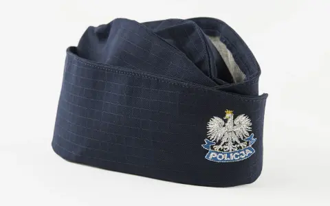 Granatowa furażerka policyjna z orłem i napisem POLICJA.