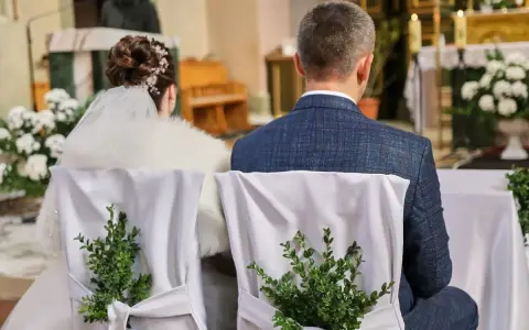 Para młoda w kościele. Czy mając ślub cywilny można przyjmować komunię św.? Pytanie nurtuje wiele par.