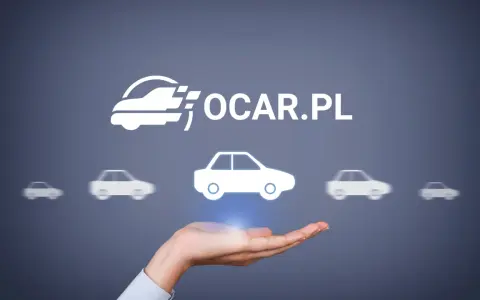 Dłoń trzyma symbol samochodu, nad którym widnieje logo OCAR.PL. To miejsce, gdzie znajdziesz ogólne warunki ubezpieczenia.