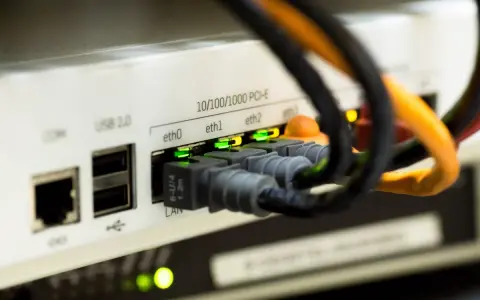 Połączenia sieciowe z migającymi diodami. Czy to router, czy serwer? Sprawdzamy, ping co to jest i jak działa.