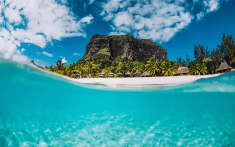 Rajska plaża z palmami i górą Le Morne. Idealne miejsce na wycieczki fakultatywne na Mauritiusie.