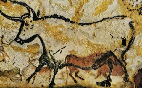 Uråldriga grottmålningar i Lascaux visar djur som tjurar och hästar. Konst från förhistorisk tid.