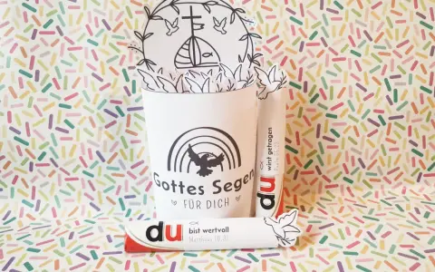 Gottes Segen für dich, wie in Psalm 128 beschrieben. Ein bunter Hintergrund umrahmt eine Tasse mit Bibelversen und Tauben.