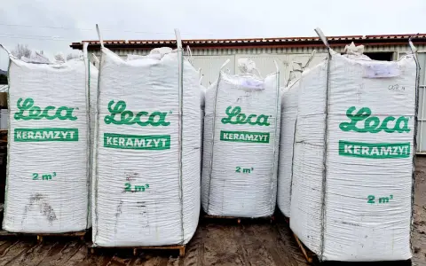 Pięć dużych worków z zielonym napisem "Leca KERAMZYT" i oznaczeniem "2 m³". Materiał budowlany, keramzytobeton, gotowy do użycia.