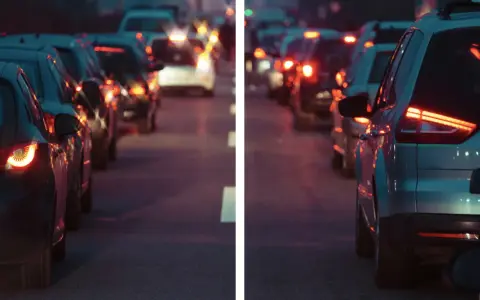 Traffico serale con luci sfocate, come vede le luci un miope. Le auto ferme creano un effetto di aloni luminosi.