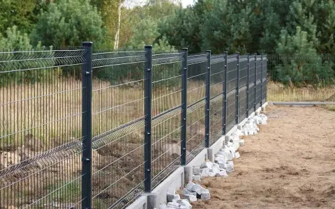 Jak zamontować ogrodzenie panelowe - uniknij najczęstszych błędów