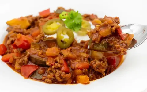 Herzhaftes Chili mit Hackfleisch, Zucchini, Paprika und Jalapeños. Perfekt für **volume eating** und eine sättigende Mahlzeit.