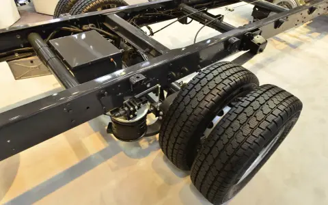AL-KO chassis för Fiat Ducato, redo för nya äventyr. Dubbla bakhjul för extra stabilitet.