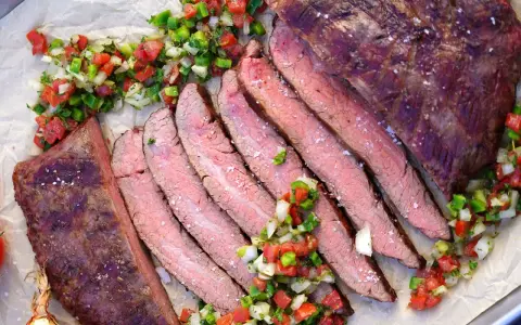Saftiges, in Scheiben geschnittenes Flank Steak Deutsch, garniert mit frischer Salsa.