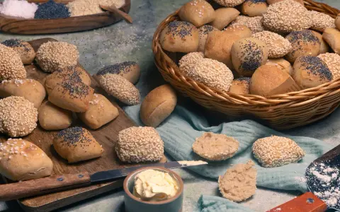 Frisch gebackene Brötchen mit Sesam und Mohn, ideal zum **Laugenkonfekt selber machen**. Ein Traum für jeden Brotliebhaber!