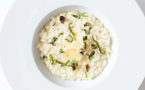 Kremowe risotto z truflami i parmezanem. Idealne na białą dietę, gdy zastanawiasz się, co jeść.