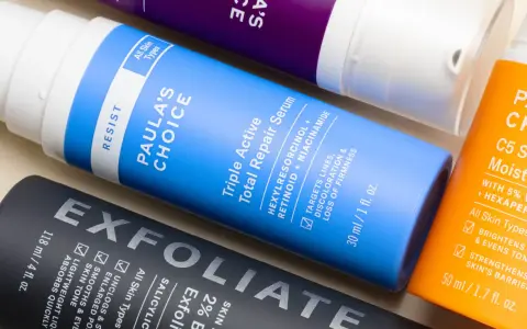 Flaconi di sieri e creme per la cura della pelle, tra cui uno con retinolo e vitamina c, per una pelle radiosa.