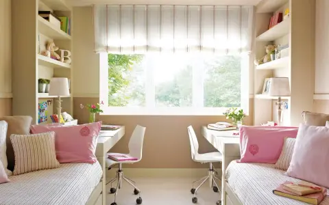Dormitorio infantil pequeño con dos camas, escritorios y estanterías. Ideas para maximizar el espacio.