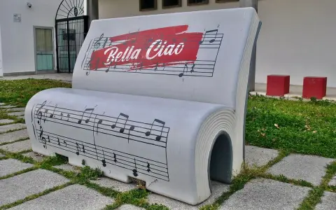 Ławka w kształcie książki z nutami i napisem "Bella Ciao". To symbol wolności i oporu, który znaczy "żegnaj piękna".