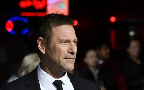 Aaron Eckhart, protagonista di molti film, in primo piano con uno sguardo intenso.