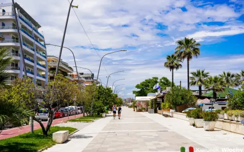Spacer po Pescara, gdzie zobaczyć można nowoczesną architekturę i palmy. Idealne miejsce na relaks.