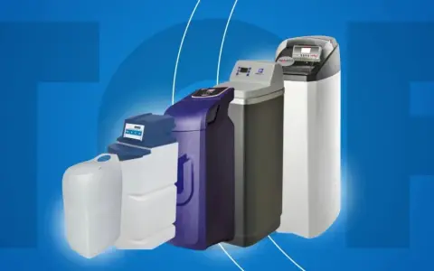 Gamme d'adoucisseurs d'eau modernes, du plus petit au plus grand, prêts pour le détassage.
