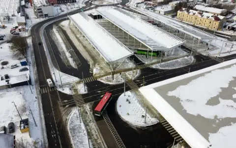 Widok z lotu ptaka na zimowy dworzec autobusowy w Lublinie z autobusami i śniegiem.
