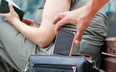 Sprytny złodziej próbuje ukraść telefon. Dowiedz się, jak namierzyć telefon komórkowy przez internet, zanim zniknie.