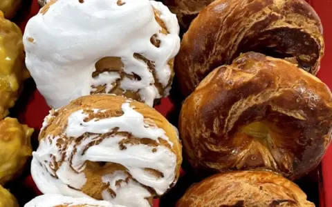 Rosquillas tontas y listas: unas cubiertas de merengue blanco, otras doradas y brillantes.