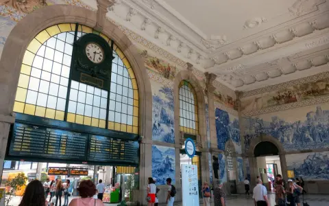 Der Bahnhof Porto mit seinen beeindruckenden Azulejo-Kacheln und einer großen Anzeigetafel.