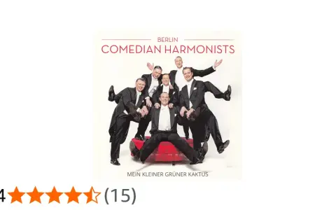 Comedian Harmonists in Anzügen posieren fröhlich auf einem roten Podest.