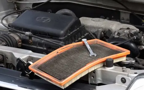 Wymieniasz filtr powietrza w samochodzie? Klucz do sukcesu leży w szczegółach.