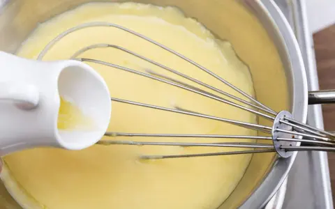 Préparation d'une sauce hollandaise sans beurre, une touche légère et onctueuse pour vos plats.