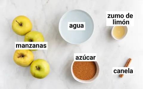 Ingredientes para compota de manzana: manzanas, agua, azúcar, limón y canela.