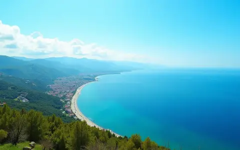 Widok na wybrzeże z miastem i plażą nad turkusowym morzem. To właśnie nad Morzem Śródziemnym leży Turcja, oferując takie krajobrazy.