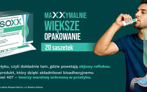 Esoxx One, zamiennik na refluks, w saszetkach. Mężczyzna przyjmuje produkt, który tworzy ochronną warstwę w przełyku.