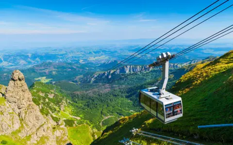 Kasprowy Wierch kolej wjeżdża na szczyt, oferując zapierające dech w piersiach widoki na Tatry i Kotlinę Zakopiańską.